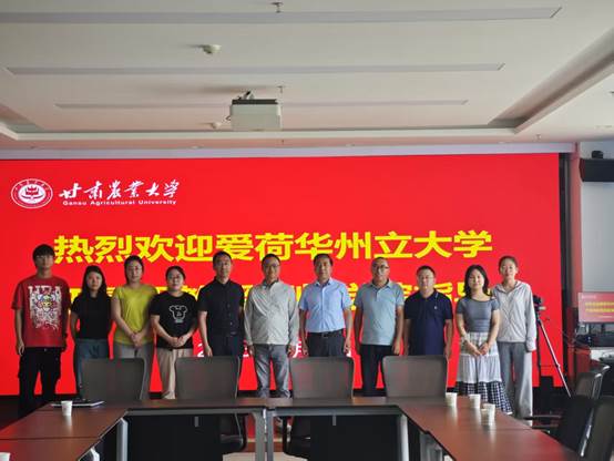 一群人站在台上AI 生成的内容可能不正确。